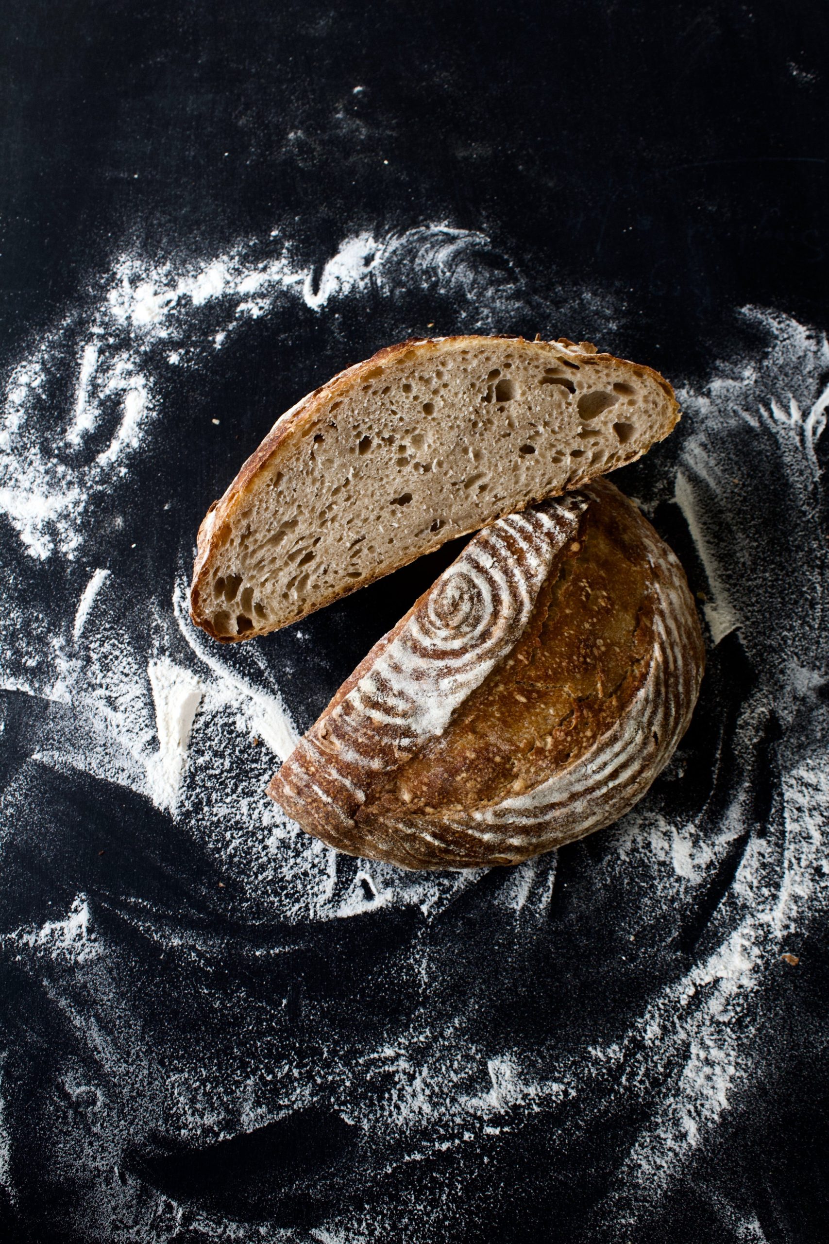 Pain au levain coupé